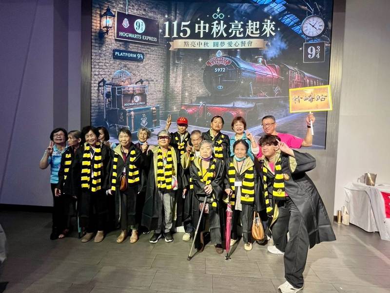 點亮中秋傳遞溫暖,華山基金會陪伴長輩歡度佳節