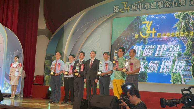 北海岸再創金獎榮耀!「金山磺港溫泉遊憩體驗區營造工程」勇奪第34屆中華建築金石獎,打造黃金足湯與漁港地景美學新指標