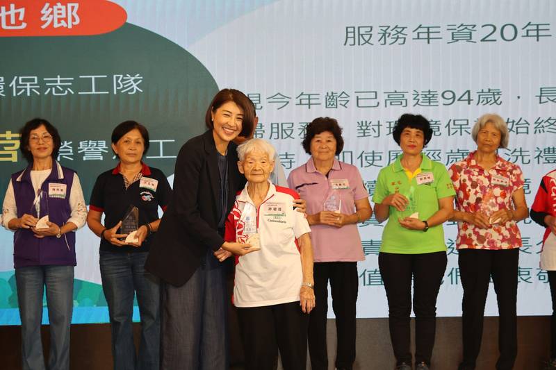 表揚295位績優環保志工、12支特優環保志工隊　 許縣長：感謝志工用行動守護南投
