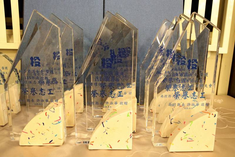 表揚295位績優環保志工、12支特優環保志工隊　 許縣長：感謝志工用行動守護南投