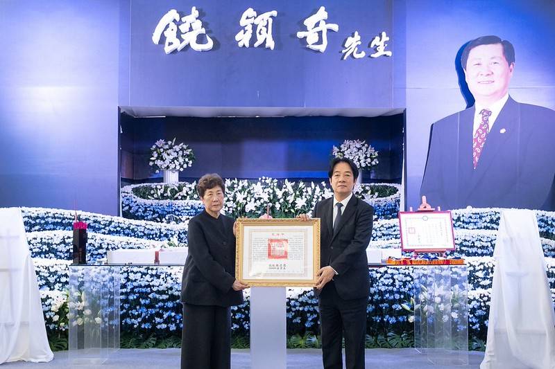 總統頒發饒穎奇前資政褒揚令 感念對國家民主憲政及臺東發展貢獻深遠