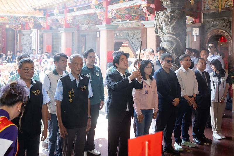 總統赴台東天后宮參香祈福 強調護民主、拚經濟、提高社會福利 全民共享經濟成果