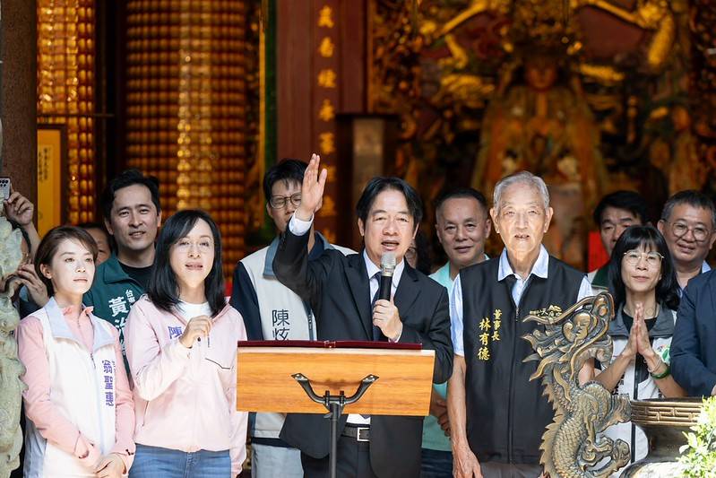 總統赴台東天后宮參香祈福 強調護民主、拚經濟、提高社會福利 全民共享經濟成果