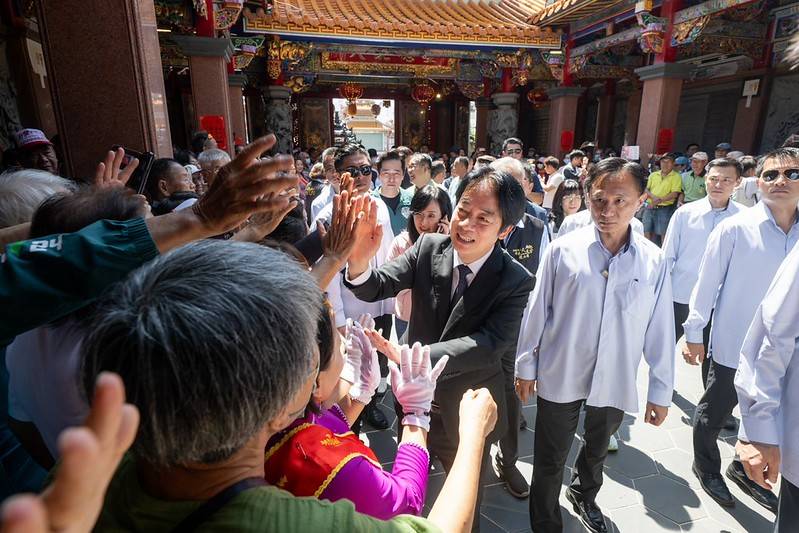 總統赴台東天后宮參香祈福 強調護民主、拚經濟、提高社會福利 全民共享經濟成果