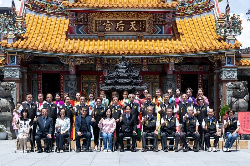 總統赴台東天后宮參香祈福 強調護民主、拚經濟、提高社會福利 全民共享經濟成果