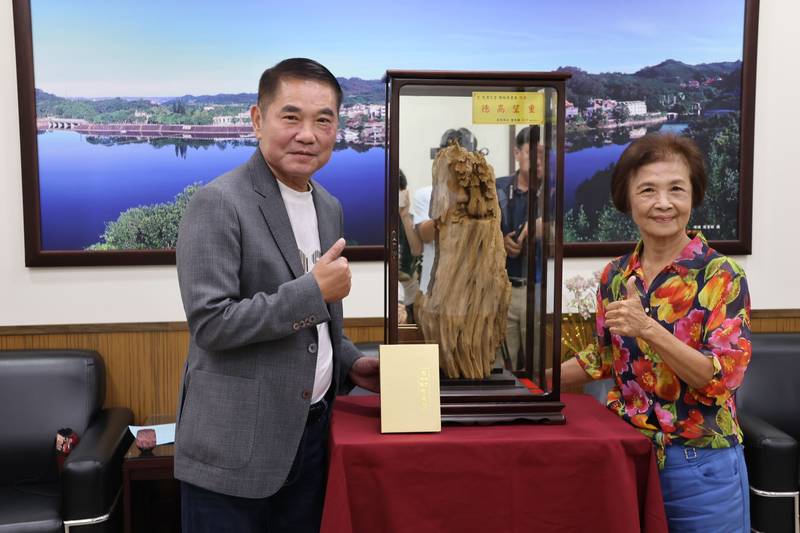 堅持一甲子 縣長頒獎表揚大漢之音臺長對客語的貢獻