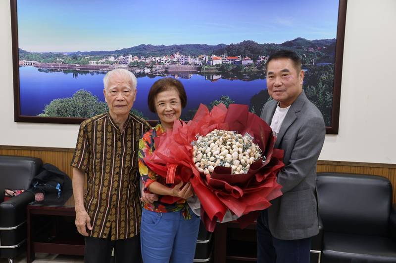 堅持一甲子 縣長頒獎表揚大漢之音臺長對客語的貢獻
