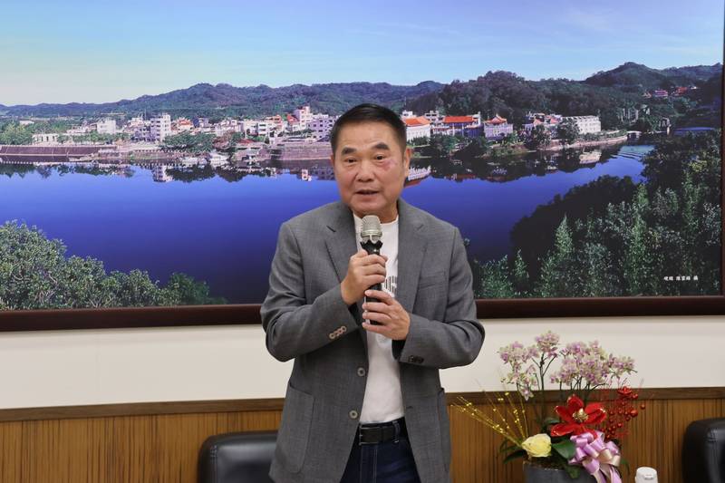 堅持一甲子 縣長頒獎表揚大漢之音臺長對客語的貢獻