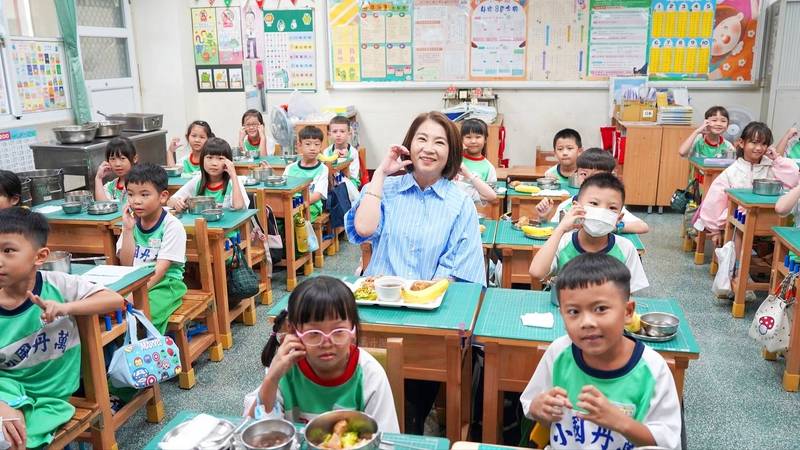 屏東友善校園週登場 反毒宣示後共享午餐 周春米與學童熱聊夢幻菜單