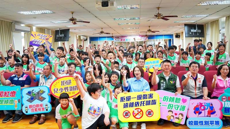 屏東友善校園週登場 反毒宣示後共享午餐 周春米與學童熱聊夢幻菜單