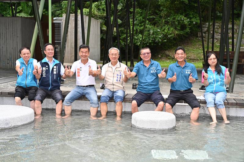 五峰旗風景特定區溫泉泡腳池啟用
