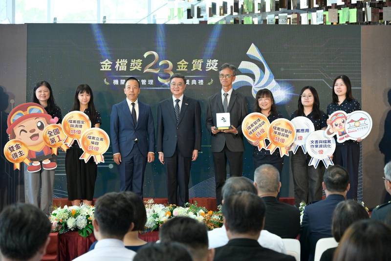 頒發檔案管理金檔獎及金質獎 卓揆:全力推動開放政府與資料治理 真實呈現國家發展歷史軌跡