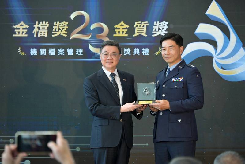頒發檔案管理金檔獎及金質獎 卓揆:全力推動開放政府與資料治理 真實呈現國家發展歷史軌跡