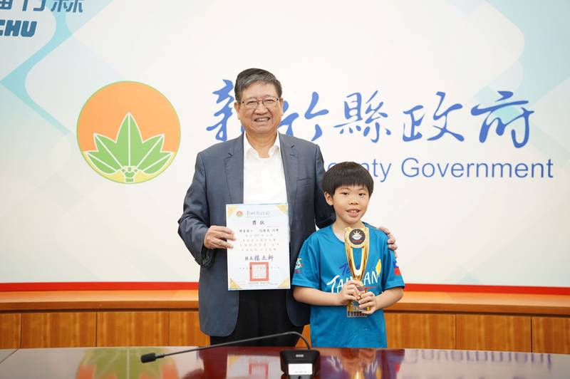 竹縣驕傲!珠心算國際大賽獲獎 楊文科表揚博愛國小范揚晟、松林國小傅筠傑
