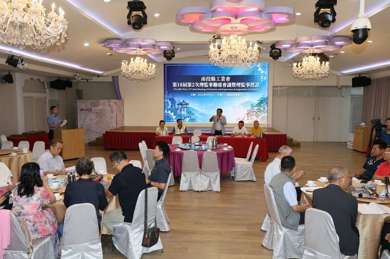 許縣長為南投縣工業會第18屆理監事授證 肯定工業會攜手縣府打造優質投資環境