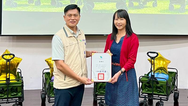 讓愛深入蘭陽校園角落 安麗公司捐贈宜蘭289台越野加寬摺疊露營推車