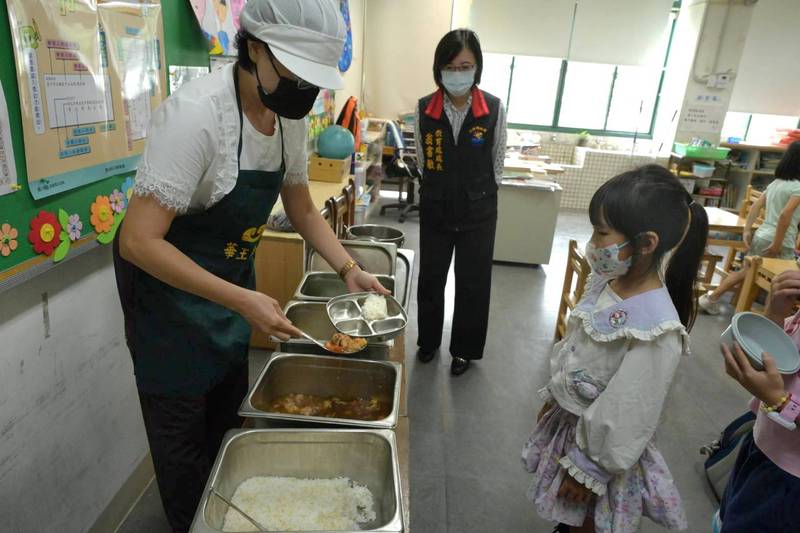 花蓮縣免費營養午餐政策邁入16年將擴大實施 徐榛蔚今至太昌國小關心供應品質