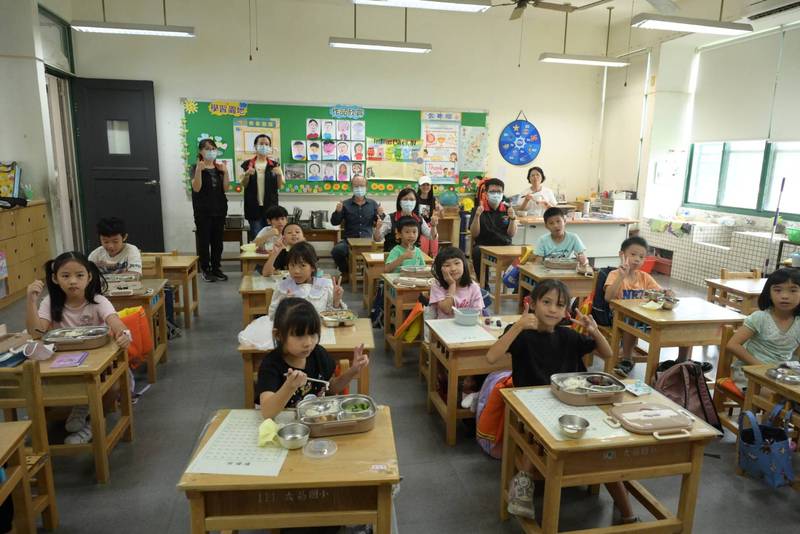 花蓮縣免費營養午餐政策邁入16年將擴大實施 徐榛蔚今至太昌國小關心供應品質