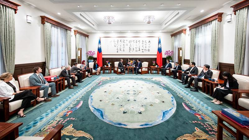 總統接見加拿大魁團黨訪團 盼深化雙方在人工智慧、半導體、航太等領域合作