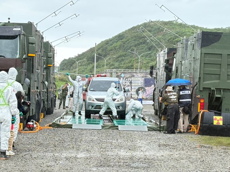 核安演習跨萬里、石門 700人實兵演練從疏散到除污 17 《圖說》115年核安第32號演習車輛除污作業。〈消防局提供〉