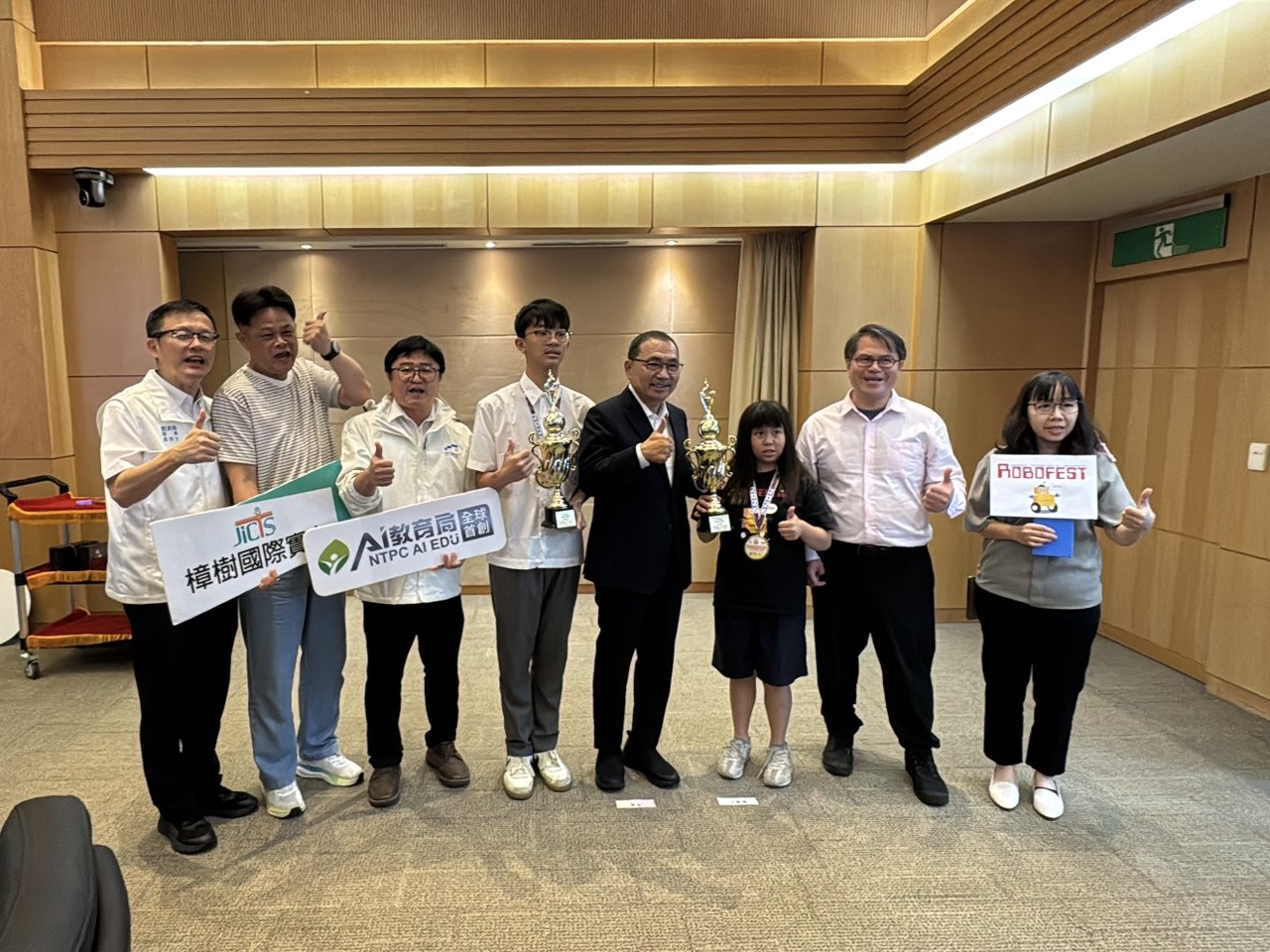 揚威國際!侯友宜親自表揚新北學子勇奪Robofest世界冠亞軍 4 line oa chat 260909 232101