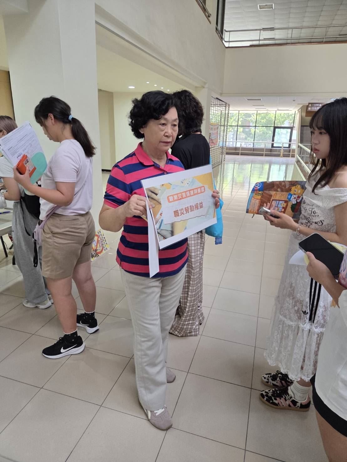 行動戶所出任務！苓雅、前鎮戶政團隊駐點高師大 學子申辦學貸免奔波