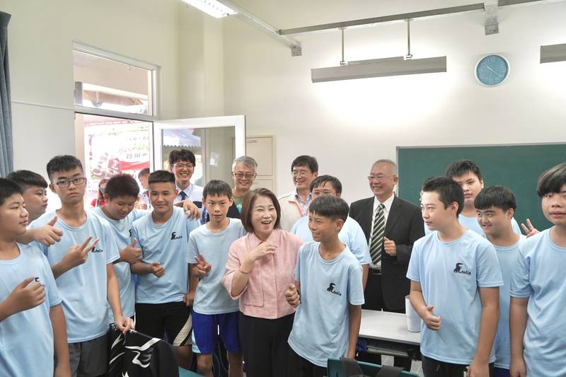 打造安心學習家園 屏東「飛夢林學園」新校舍落成 周春米:發掘孩子潛力 陪伴孩子勇敢逐夢