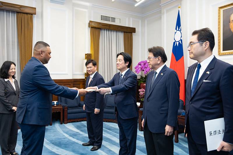 帛琉共和國新任駐臺大使呈遞到任國書 總統盼臺帛邦誼更上層樓 共創繁榮智慧永續未來