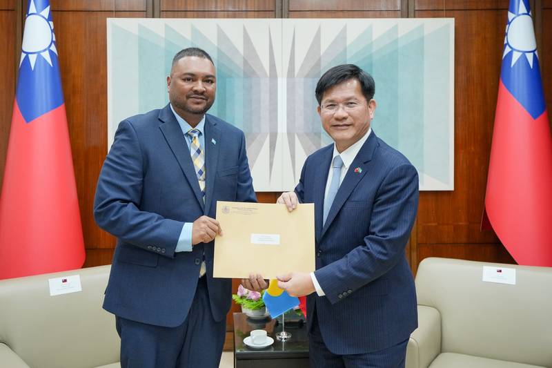 外交部長林佳龍接見帛琉共和國駐台新任大使吳傑法,期盼深化台帛「榮邦」合作並共促太平洋區域繁榮