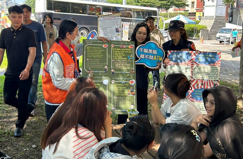 ▲圖說:警方向學生進行交通安全、反詐騙及婦幼安全宣導 (圖/台中市政府 提供)