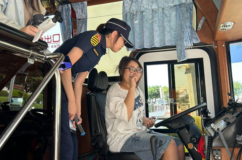 ▲圖說:警方除了向學生解說大型車內輪差的危險,更讓大家以駕駛第一視野觀看大型車死角 (圖/台中市政府 提供)