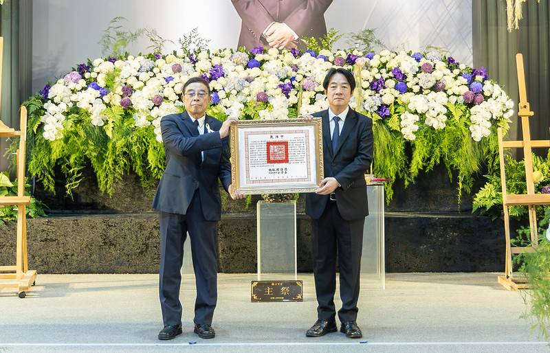 總統頒贈褒揚令　表彰黃崇仁董事長對國家社會的重大貢獻