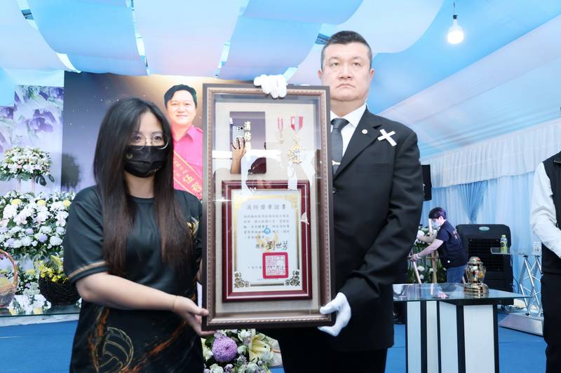 許縣長送行勇消伍程嶸 頒贈追晉令