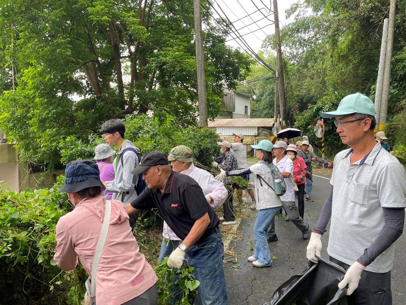 「綠色殺手」入侵山林!嘉義分署攜手社區清除小花蔓澤315公斤