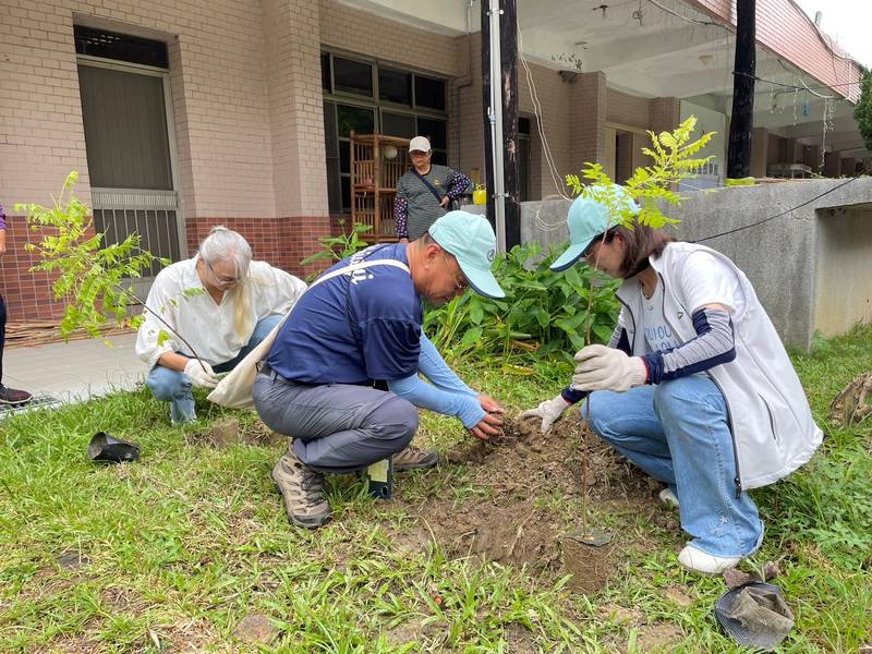 「綠色殺手」入侵山林!嘉義分署攜手社區清除小花蔓澤315公斤