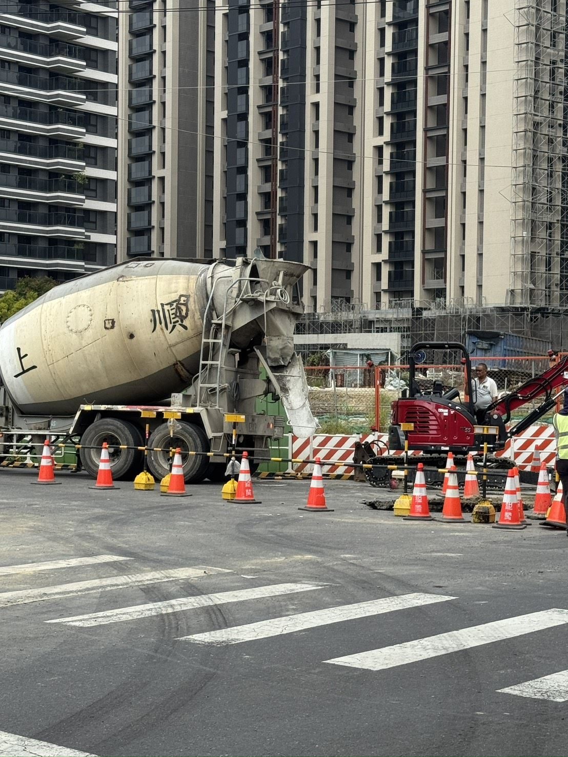 左營區桃子園路與先鋒路口坑洞案 台水修復管線並協助回填 道路於13日中午開放通行