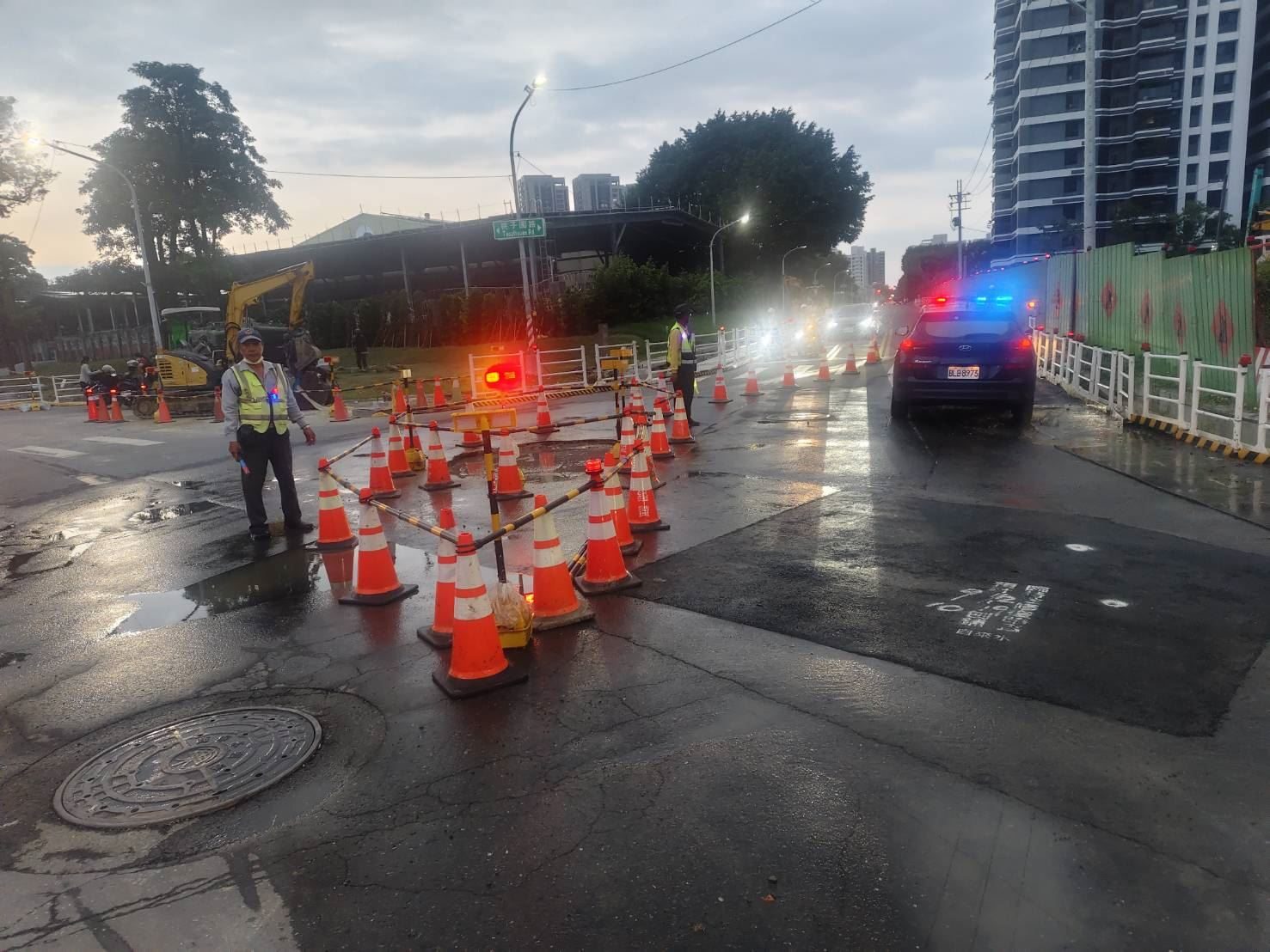 左營區桃子園路與先鋒路口坑洞案 台水修復管線並協助回填 道路於13日中午開放通行
