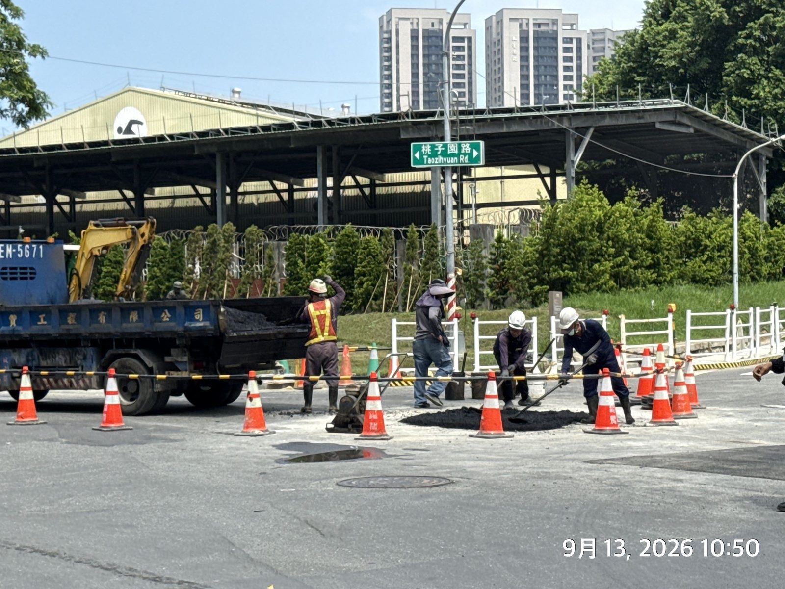 左營區桃子園路與先鋒路口坑洞案 台水修復管線並協助回填 道路於13日中午開放通行