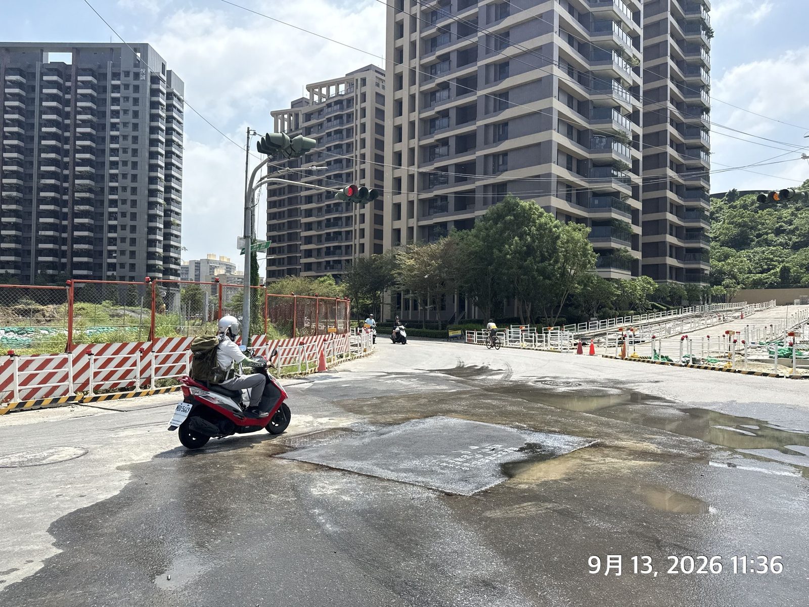左營區桃子園路與先鋒路口坑洞案 台水修復管線並協助回填 道路於13日中午開放通行
