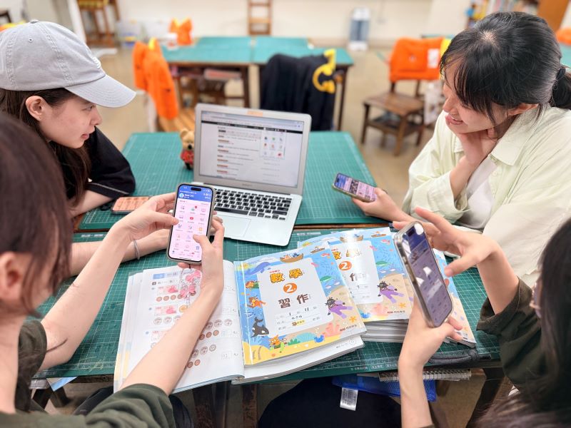新北校園通突破百萬下載 推感謝祭抽iPhone、iPad 5 《圖說》教師備課時帶領新進教師熟悉校園通APP,提升教學行政效率。〈教育局提供〉