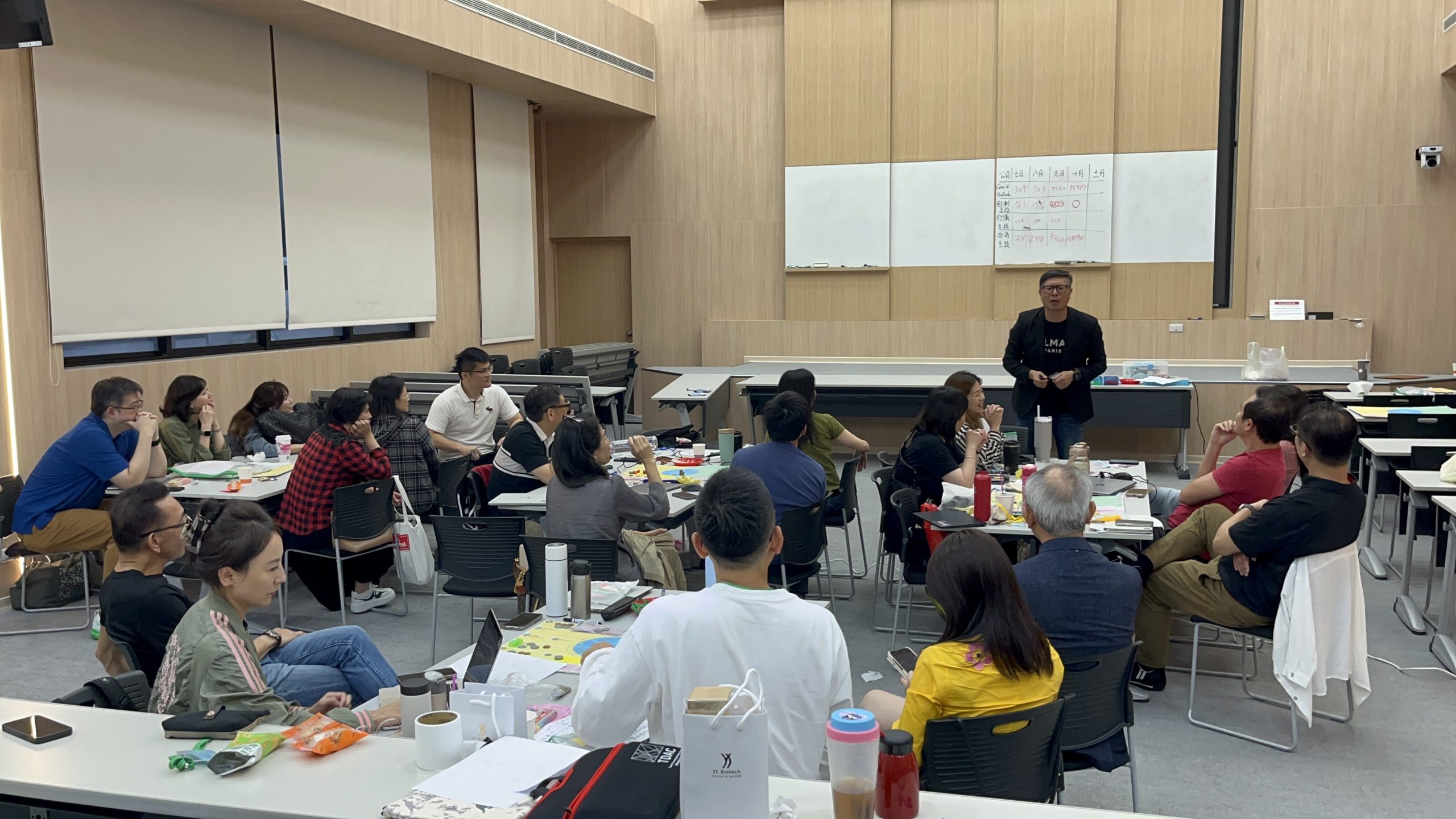 生技EMBA 課堂分組討論與個案演練現場。圖／臺北醫學大學生技EMBA提供（2025 年資料照）
