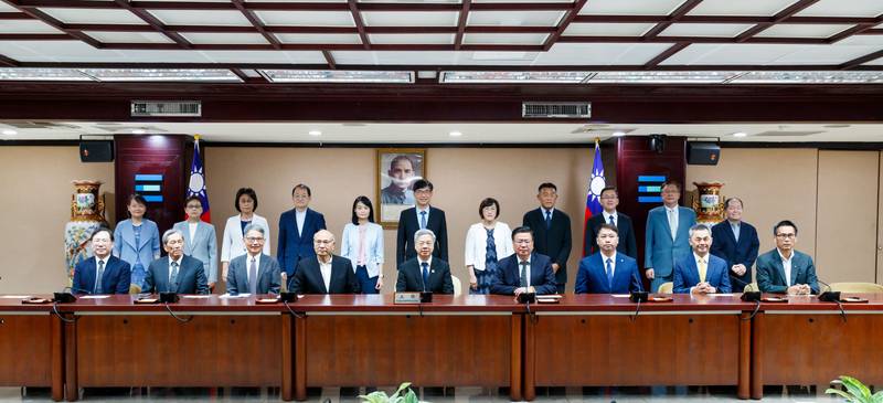 龔部長與產業領袖座談 加大力道協助傳統產業及中小微企業轉型升級