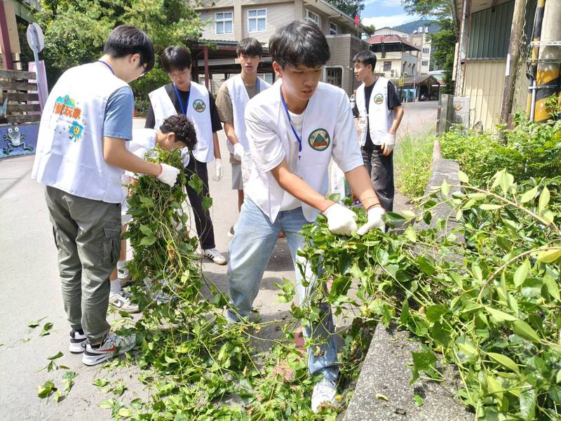 「投號玩家」年度最終任務出動!青年守護者接下綠色懸賞令一起除蔓護山林