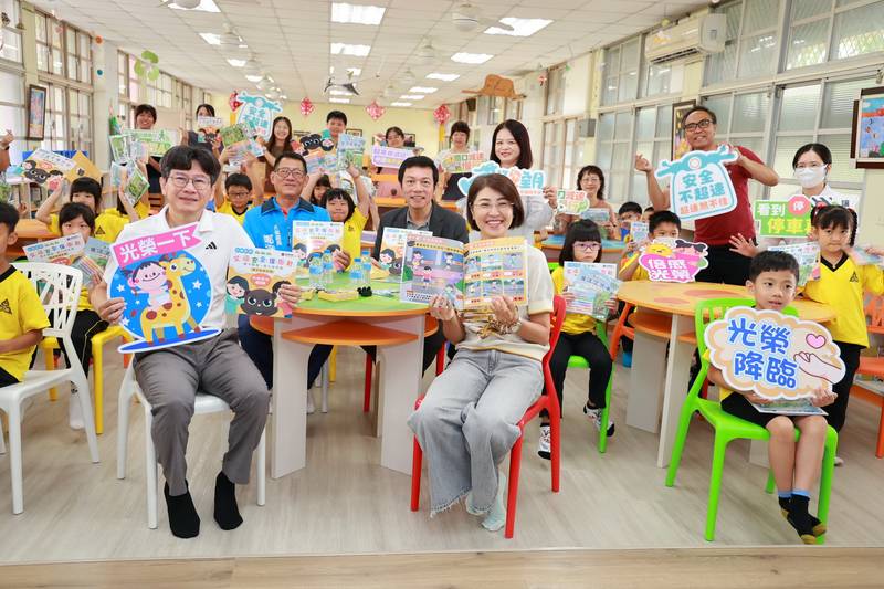 縣府推在地化教材讓交通安全變好玩 許縣長陪學童玩桌遊認識道安