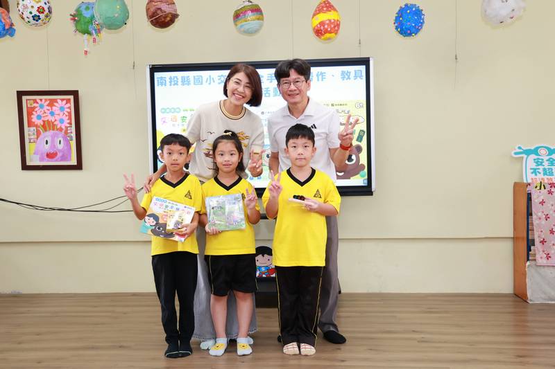 縣府推在地化教材讓交通安全變好玩 許縣長陪學童玩桌遊認識道安