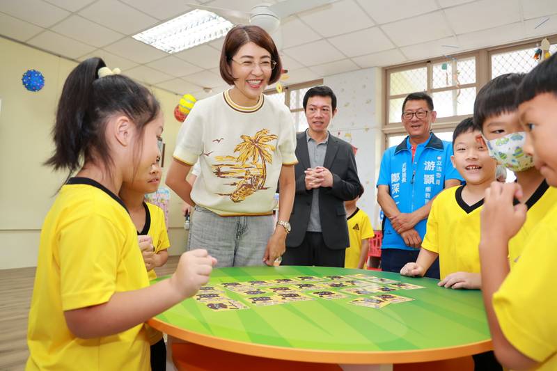 縣府推在地化教材讓交通安全變好玩 許縣長陪學童玩桌遊認識道安