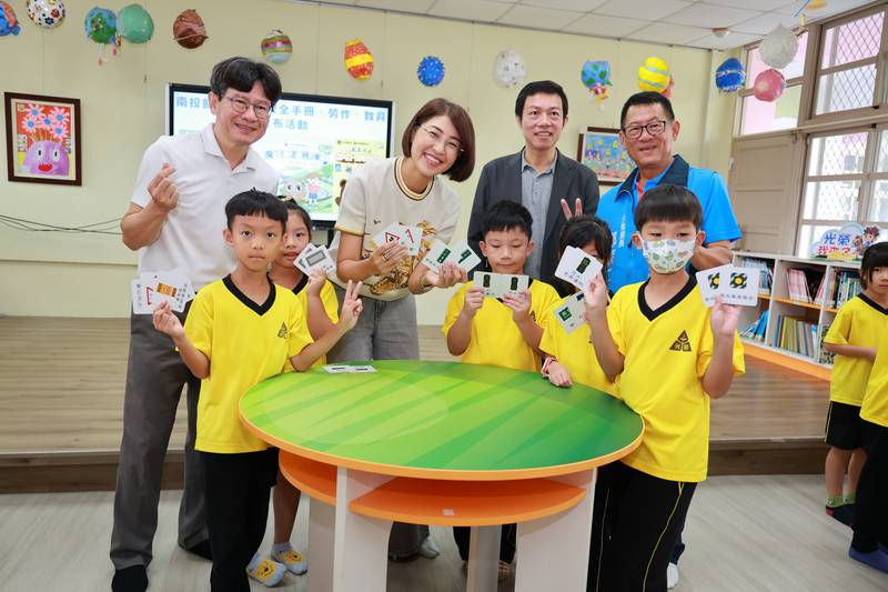 縣府推在地化教材讓交通安全變好玩 許縣長陪學童玩桌遊認識道安