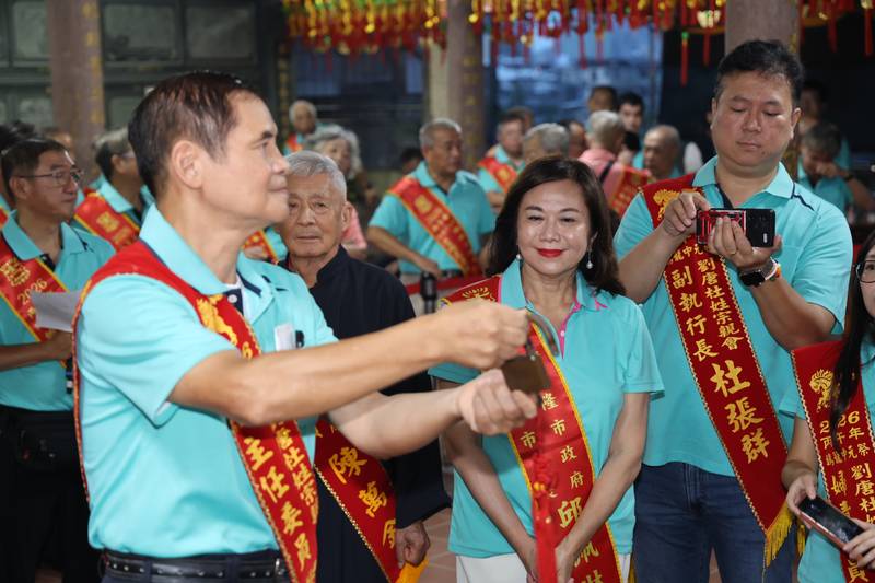 邱佩琳出席關龕門與手爐交接 感謝宗親會攜手傳承在地民俗傳統