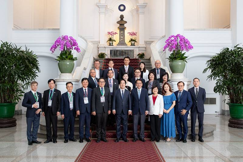 總統接見亞洲地區臺灣同鄉會訪團 盼將更多經驗與資源帶到臺灣 讓臺灣繼續走向世界