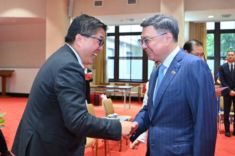 接見亞洲地區臺灣同鄉會回國訪問團 卓揆:用「新移民」觀念歡迎海外朋友 創造更好投資環境